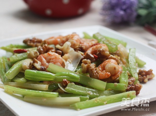 Fried Shrimp with Walnuts, Celery and Lily recipe