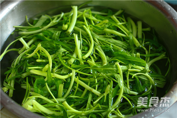 Stir-fried Water Spinach with Garlic recipe