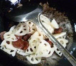 Stir-fried Lotus Root with Spicy Sausage and Lettuce recipe