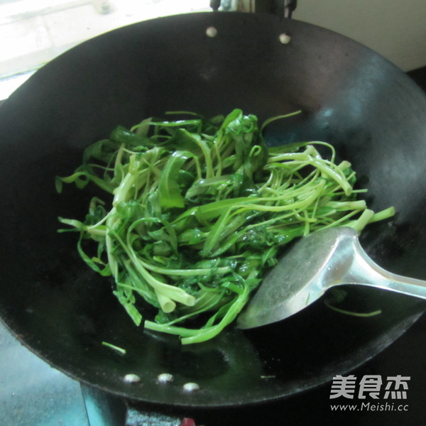 Stir-fried Noodles with Water Spinach recipe