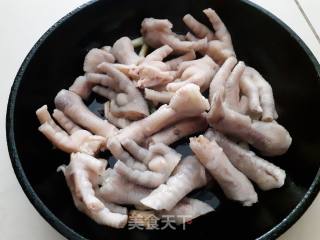 Sauce-flavored Chicken Feet recipe