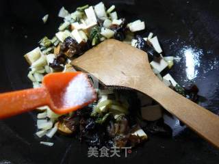 Stir-fried Pickled Cabbage with Black Fungus recipe