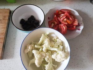 Stir-fried Fungus with Tomatoes and Cauliflower recipe