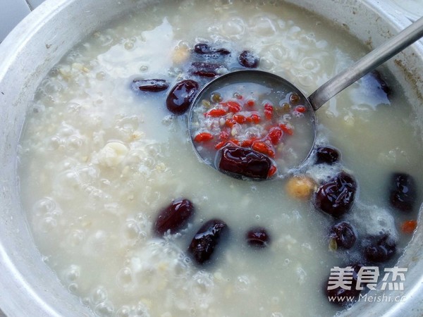 Tremella, Lotus Seed, Fig and Brown Rice Porridge recipe