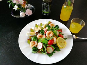 Eat Healthy and Low-fat Delicacies While Eating, and Lightly Eat Vegetable, Fruit and Shrimp Salad. recipe
