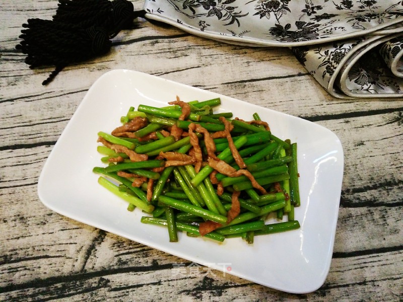 Stir-fried Shredded Pork with Garlic Stalks recipe