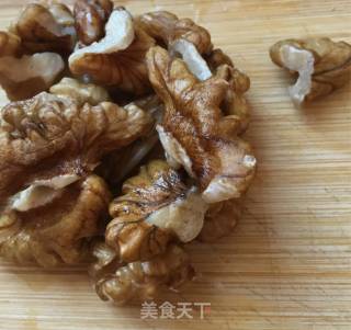 Stir-fried Walnuts with Leeks recipe