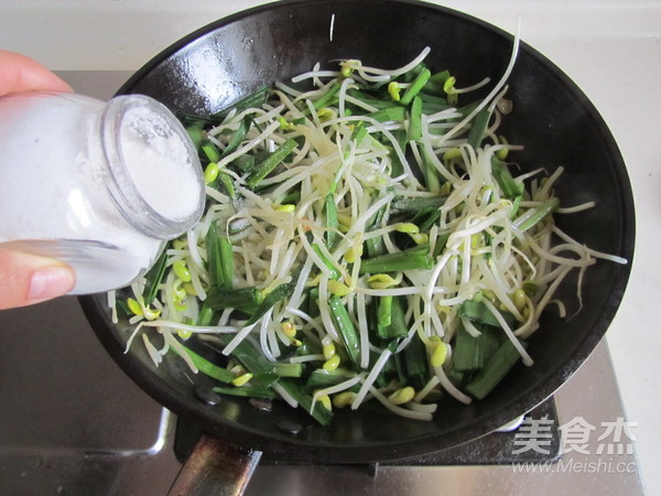 Stir-fried Soy Sprouts with Leek recipe