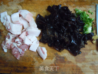 Good Food for Detoxification and Weight Loss---fried Black Fungus with Meat Residue recipe