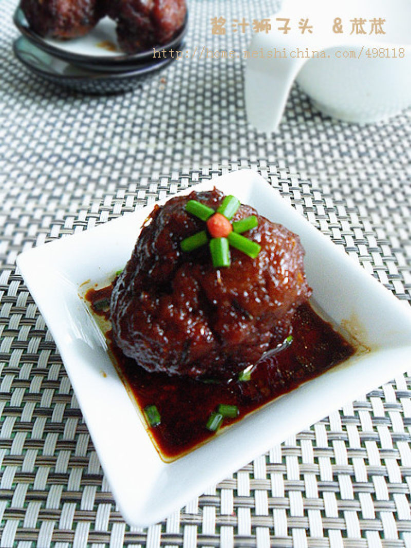 [a Main Dish at The Family Banquet] Lion's Head in Sauce recipe