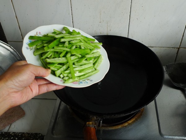 Snake Gourd Fried Squid recipe