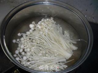 Fresh Yellow Flowers Mixed with Enoki Mushrooms recipe