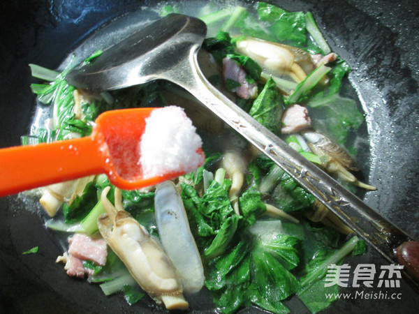 Bacon and Chinese Cabbage Clam Soup recipe