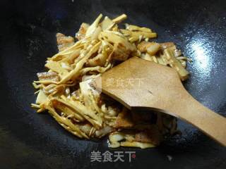 Stir-fried Bamboo Shoots with Pork Belly and Snow Peas recipe