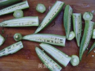 The Most Nutritious Way to Eat Okra---steamed Okra with Red Onion Crisp recipe