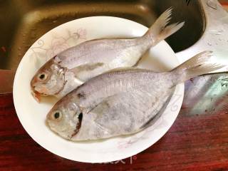 Fried Sea Crucian Carp with Cumin recipe