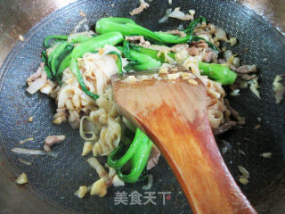 Stir-fried Hor Fun with Vegetable Core and Shredded Pork and Egg recipe