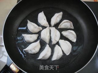 Frozen Dumplings Can Also Make Beautiful Ice Flowers ------ Ice Flower Fried Dumplings recipe