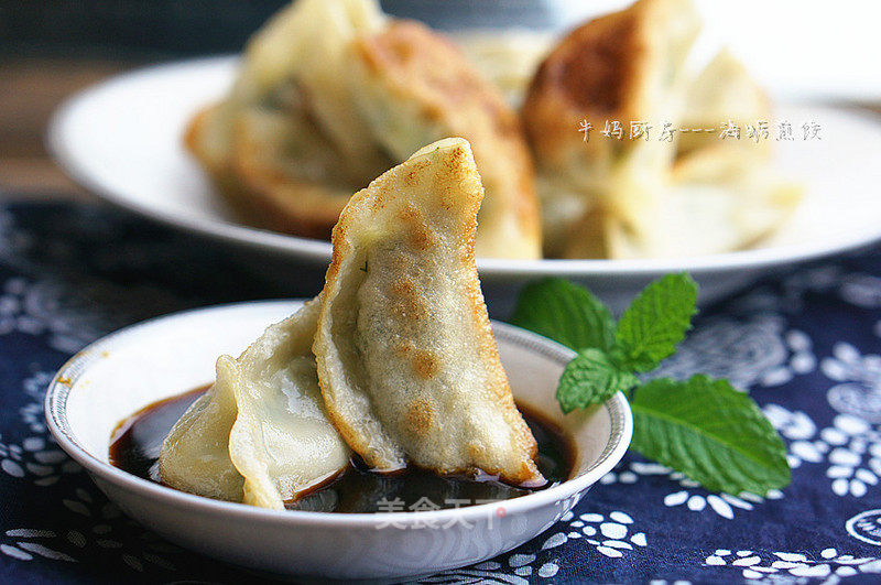 Fried Dumplings with Fresh and Tender Sea Oysters recipe