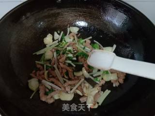 Stir-fried Shredded Pork with Celery and Lily recipe