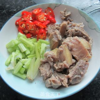 Stir-fried Beef Brisket with Chili Celery recipe