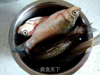 Braised Small Crucian Carp with Cabbage Leaf Vermicelli recipe