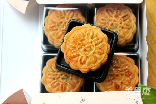 Cantonese-style Egg Yolk and Lotus Paste Mooncakes recipe