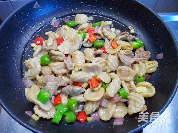 Stir-fried Noodles with Beef Cat's Ears recipe