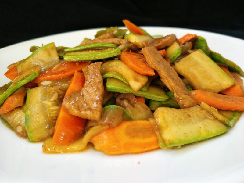 Stir-fried Carrots and Summer Gourd with Meat recipe