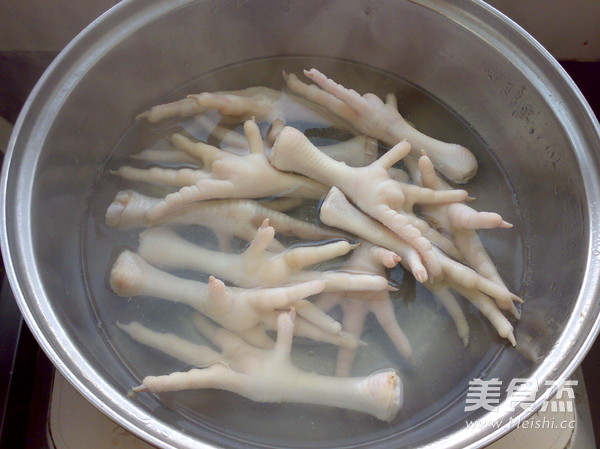 Boiled Chicken Feet with Black Eyed Peanuts recipe