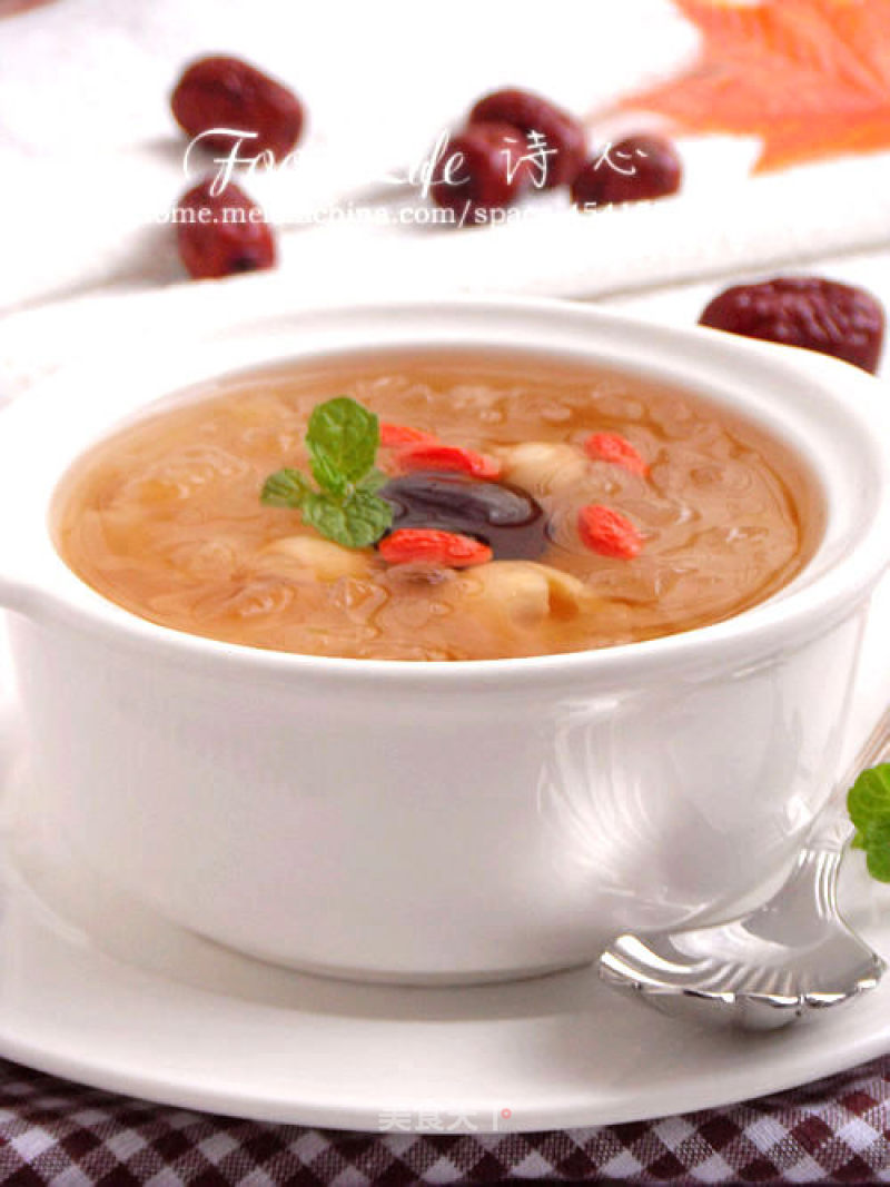 【jujube Fragrant Lotus Seed and Tremella Soup】--- Nourishing Yin, Moisturizing Lungs and Relieving Qiu recipe