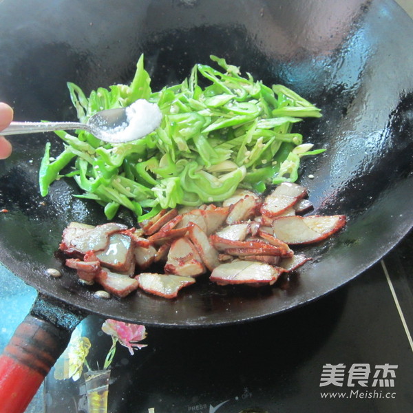 Stir-fried Barbecued Pork with Green Pepper recipe