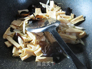 Stir-fried Yuba with Black Fungus and Bamboo Shoots recipe