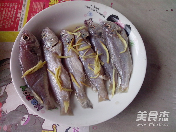 Steamed Yellow Croaker with Pickled Peppers recipe