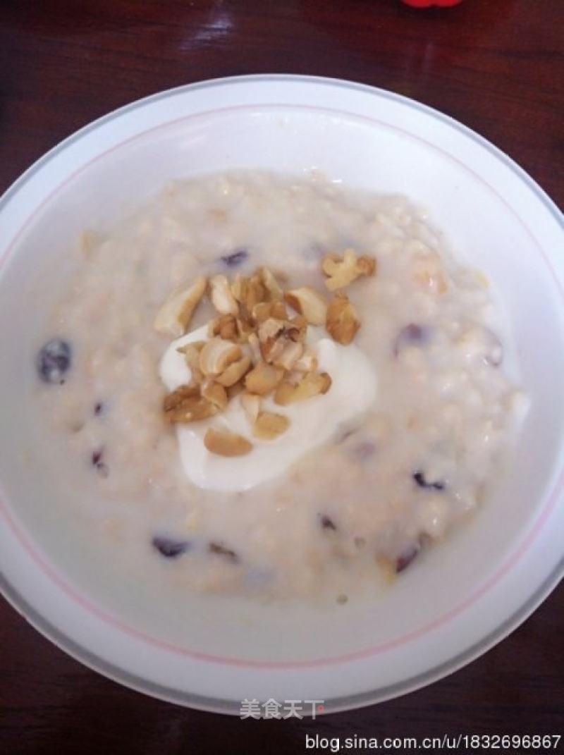 Nutritious and Healthy Quick Breakfast-oatmeal with Dried Fruit