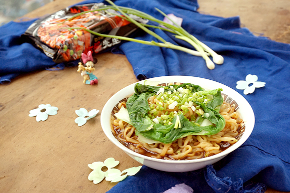 Instant Noodles with Clear Soup and Fried Sauce recipe