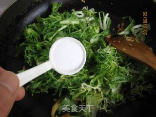 Garlic Bitter Chrysanthemum Mixed with Dried Fish recipe