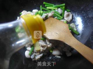 Stir-fried Bullfrog with Garlic Stalks recipe