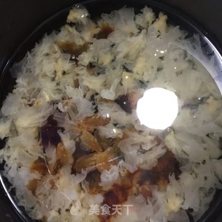 Peach Gum White Fungus Soup recipe