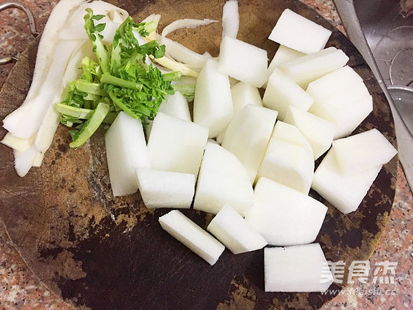 Stewed Pork Bone Soup with Longan and Radish recipe