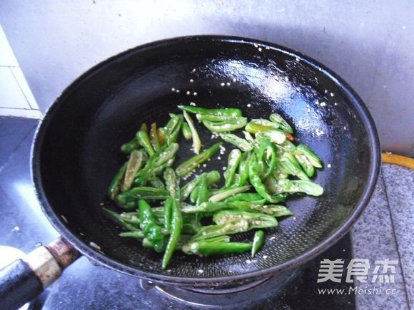 Stir-fried Dried Fish with Green Pepper recipe
