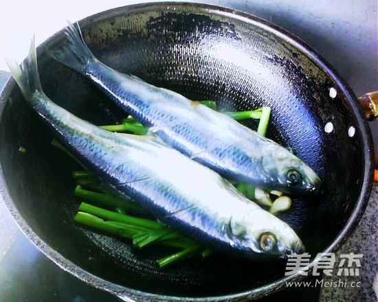 Braised Herring with Scallions recipe