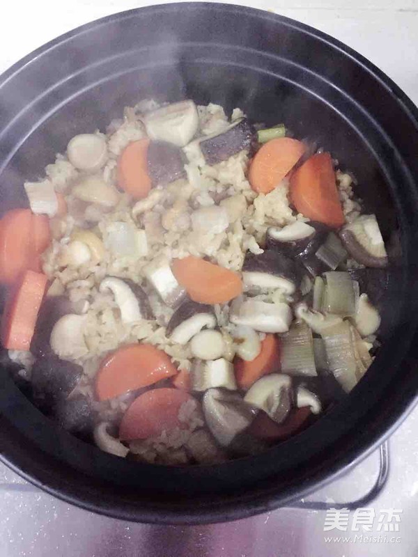 Braised Chicken Leg Rice with Carrots and Mushrooms recipe