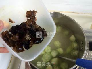 Loofah and Fungus Vermicelli Soup recipe