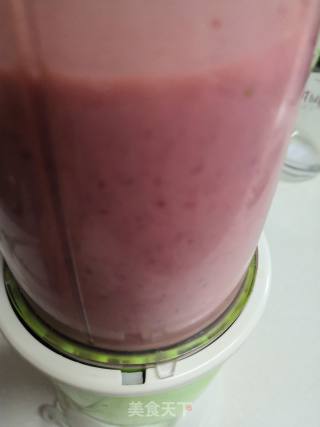 Coconut Strawberry Yogurt Milkshake recipe