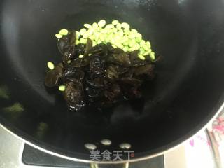 Fried Edamame with Loofah and Fungus recipe
