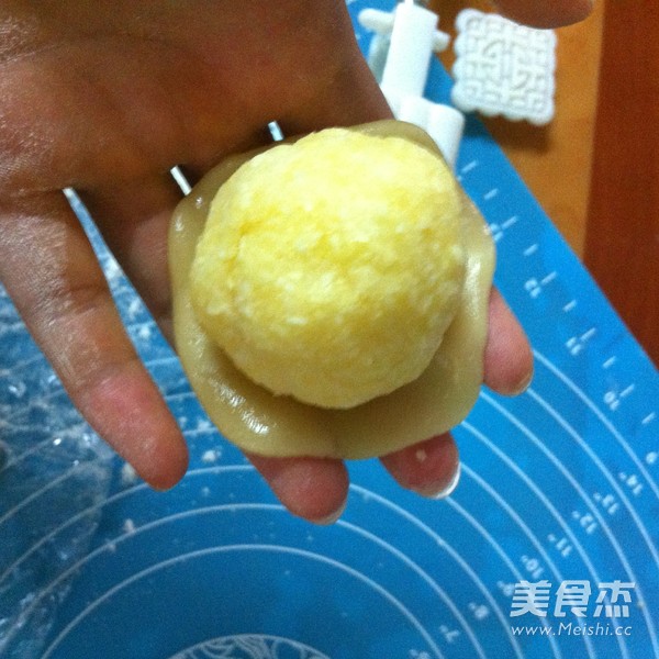 Cantonese Creamy Coconut Mooncake recipe