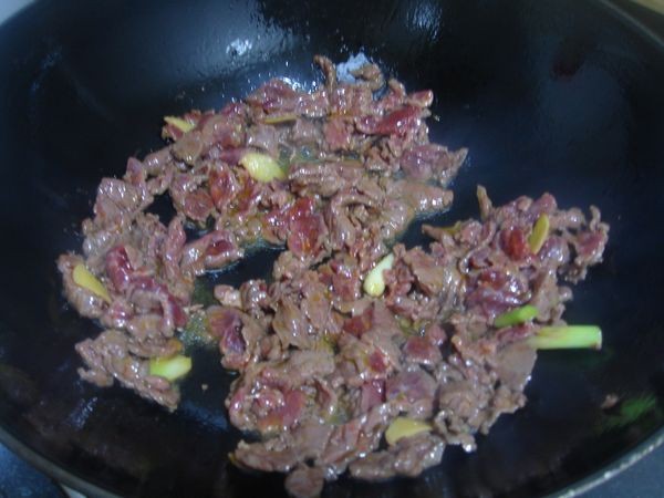 Stir-fried Beef with Pickled Peppers and Lettuce recipe