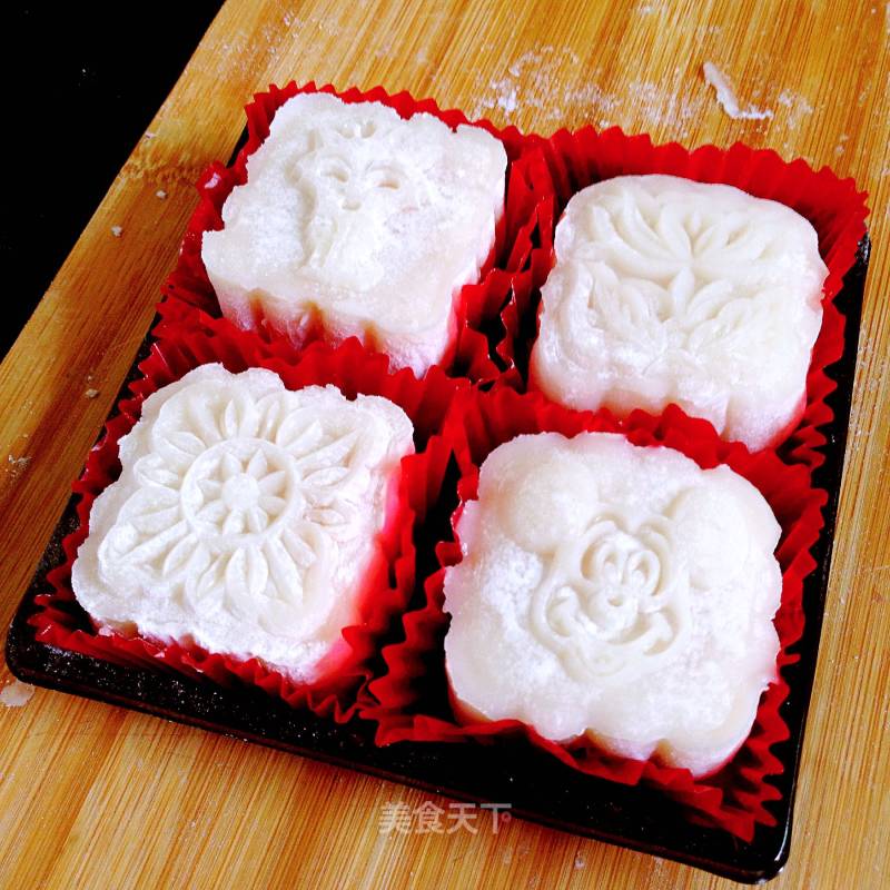 #新良first Baking Competition# Lotus Seed Paste Snowy Mooncakes