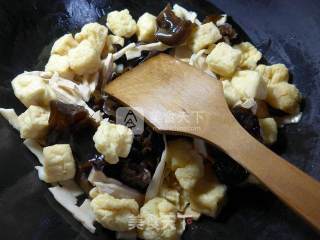 Braised Bamboo Shoots with Black Fungus and Small Oil Tofu recipe